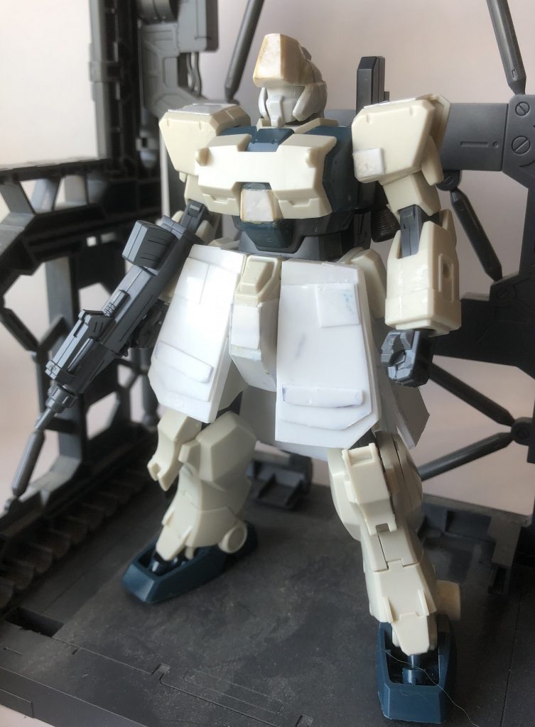 塗装前試験機ということでグレー主体で、肩などはガンダムカラーのイエロー使ってます