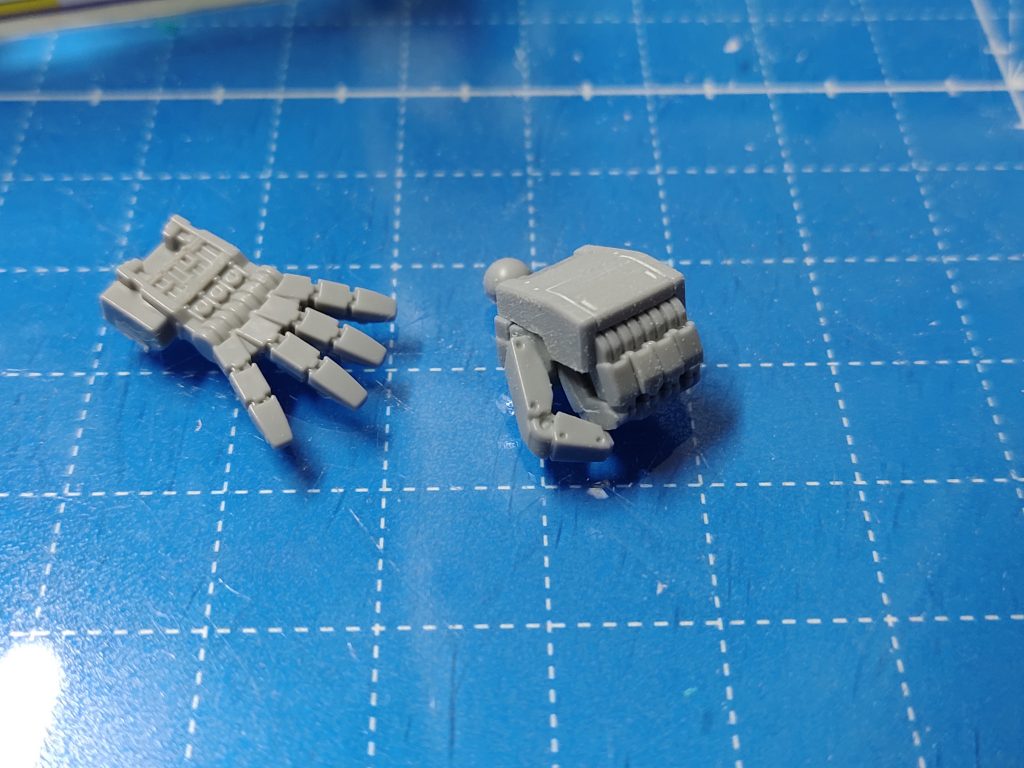 手首はビルダーツパーツに交換、握り拳の親指を平手から流用して立体感出し。