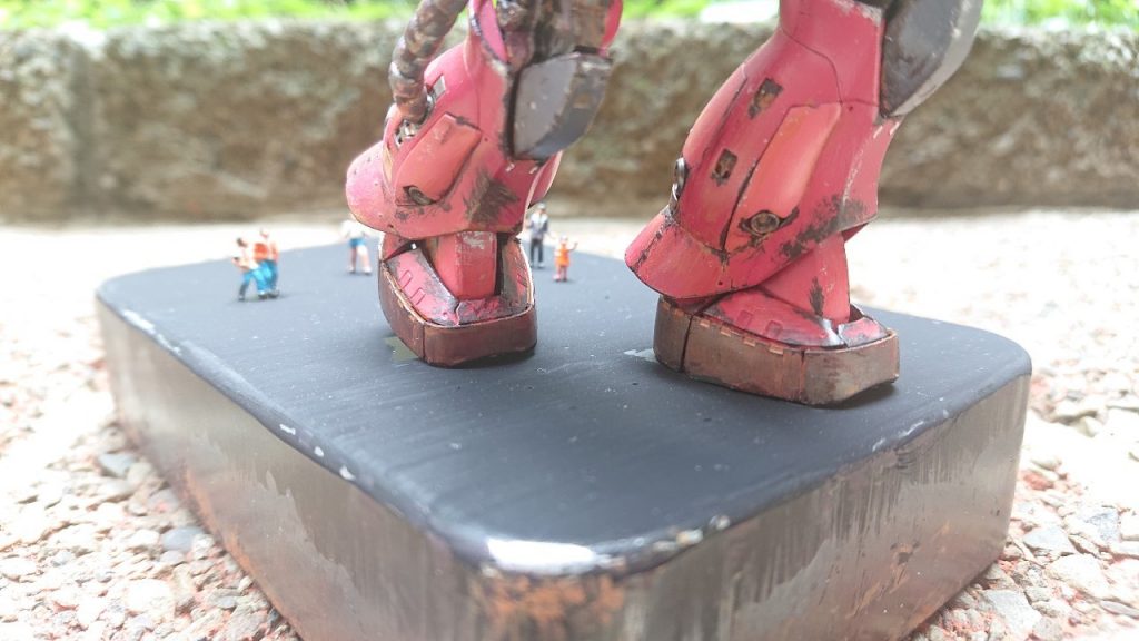 腳底由金屬製成，使您感覺像實驗一樣的重量。