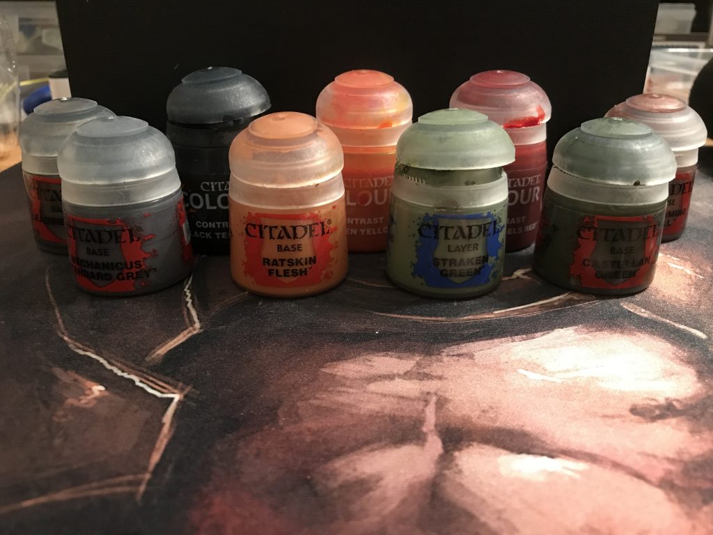 使用した塗料です。シタデルの中でも一発でバリっと色が乗る優秀なスタメン達ベースのratskin freshはガルマオレンジと名付けて愛用してます笑ベタ塗りはやっぱり表面がボソボソになりがちなのでトップコートは光沢ですデカール墨入れが終わったらつや消し吹いてみてもいいとは思うんですが、まだ試したことはありません。どんな感じになるんだろう