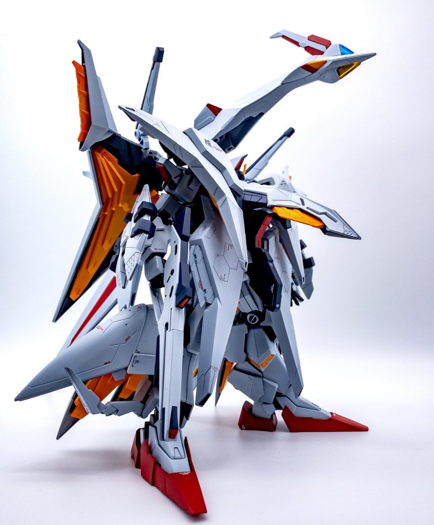 せっかくの大型MSなので威圧感を出そうと各パーツ嫌味にならない程度にグラデーションをかけたのですが判りづらいですね。