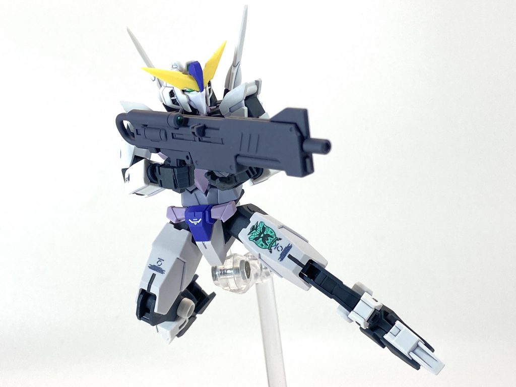 武装はコアスプレーガンではなく以前から愛用している二挺のビームライフルのうち短銃身のものを使用する。
