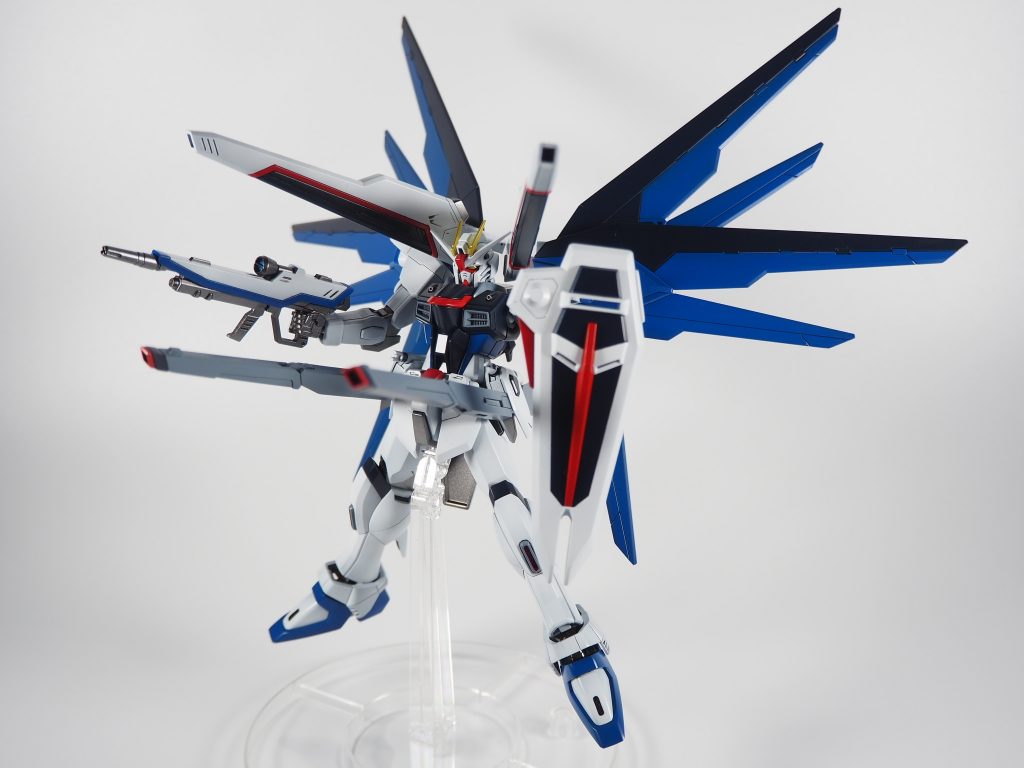 ハイマットフルバースト本編でよく見るやつ本来はハイマット形態とフルバースト形態は両立できないように設定画段階から作られていたけど、本編での演出で思いっきりやった結果フリーダムの代名詞になったやつちなみにポージングさせる時は大抵背面が地獄