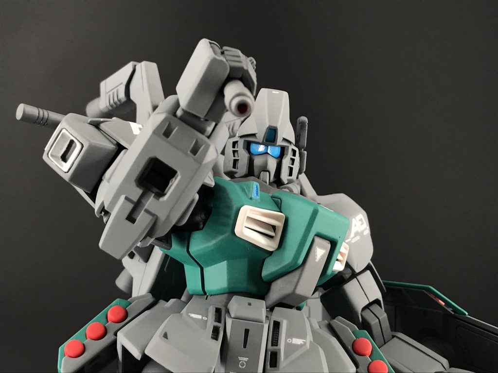 こういうビームサーベルを振り下ろすシーンってサンダーボルトとか見てると怖いですよね。