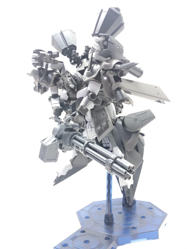 ガトリングガンを持たせてポージングしてみました。可動範囲はほぼありませんが、この重量感が堪らないので満足です。