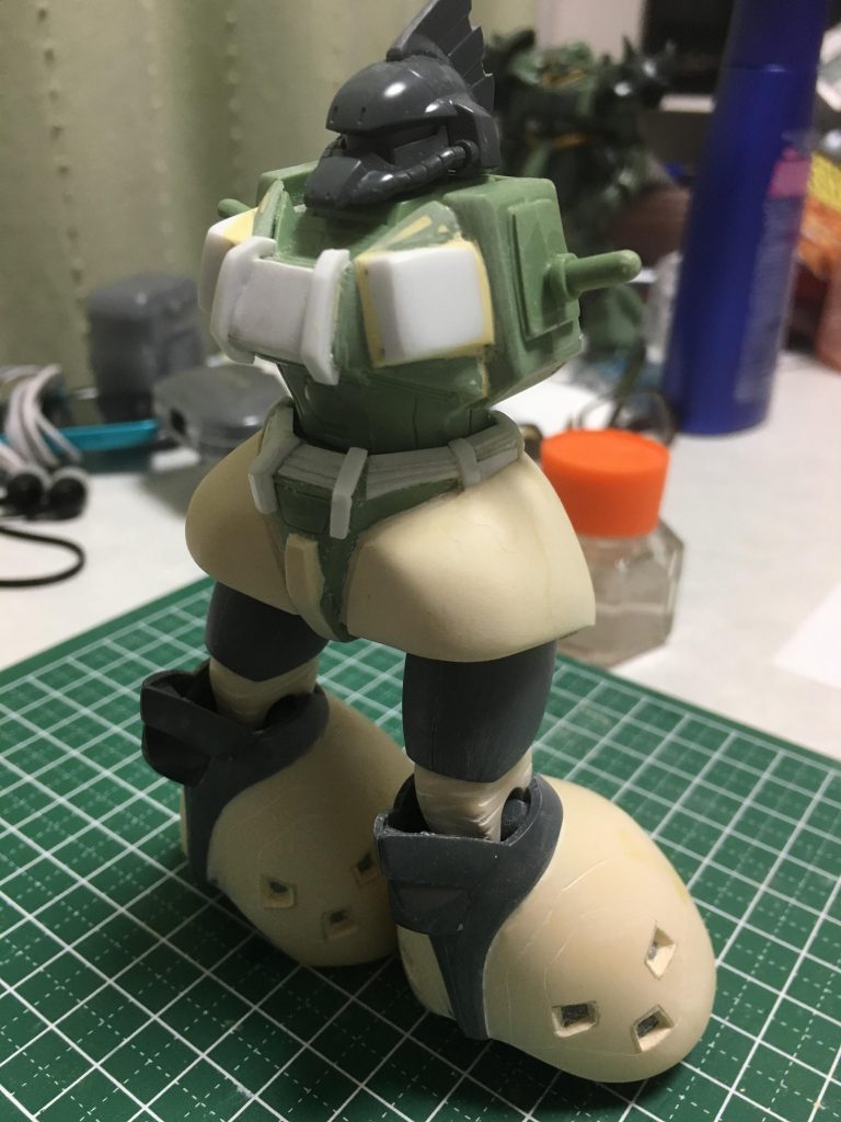 これも2年前に放置したゲルググ本体。パテやプラ板で盛ったり切ったり貼ったり、この工程が2年前に終わっていなければ、リトライのやる気も出なかったと思いますw