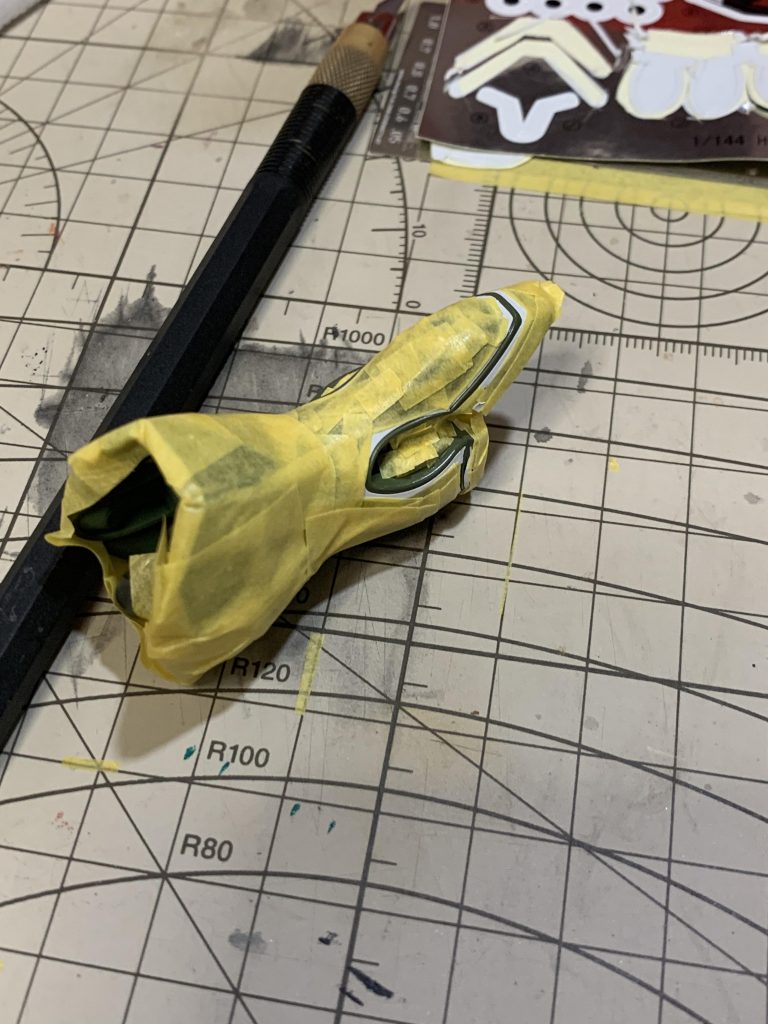 最後の難関、各所の白ライン。エナメルかファレフォかシタデルで筆塗りしようとしましたがそもそも筆塗りが下手なので断念。付属のシールの枠なども利用してマスキング。今回はラッカーで塗装してしまいましたが、はみ出してしまった部分を抜き取る事を考えるとエナメルで吹けば良かったと後になって後悔しました。