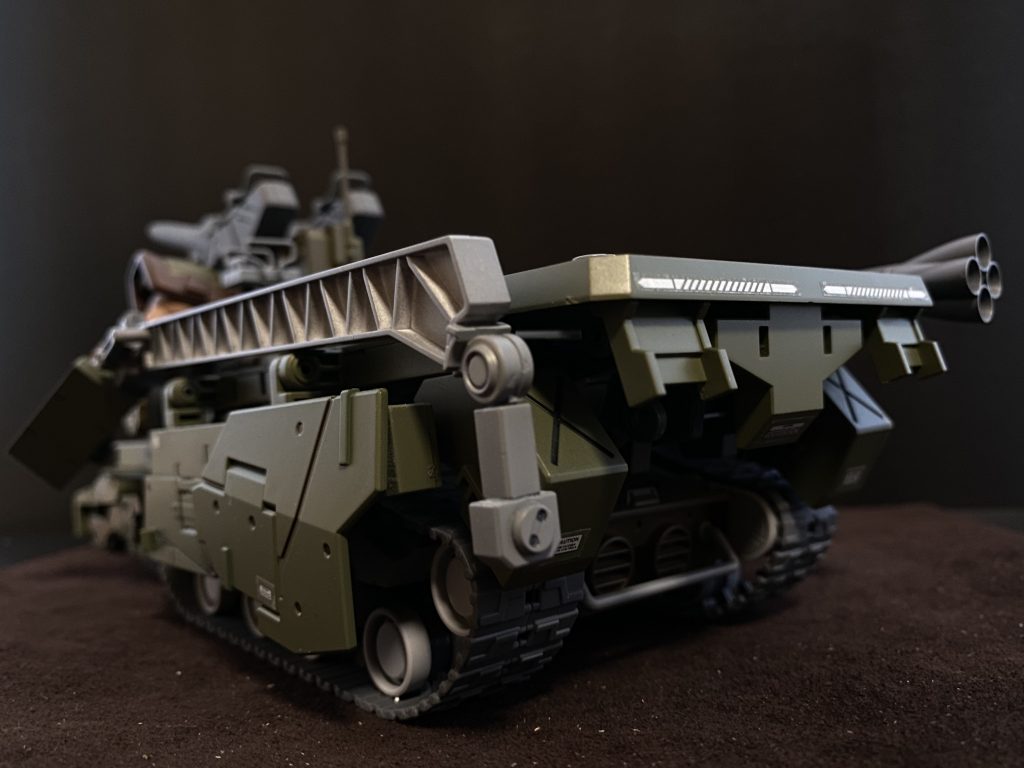 飛び立つHLVを見上げ、地上に残された彼らと共に地上に残ることを決めた彼女は、その後、フォルカー・エンデの率いる部隊と合流、行動を共にすることとなる。