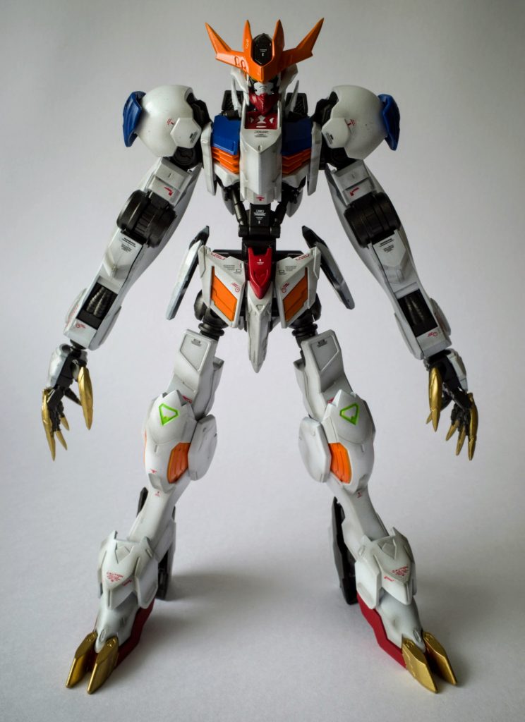 本当は胴体や太腿を切断してプラバンで延長するやつをやってみたかったのですが、鉄血系はフレームの延長にしたほうがしっくり来たので今回はジョイントで延長。次回はパテとかプラバンとかいろいろ使ってみようかな。