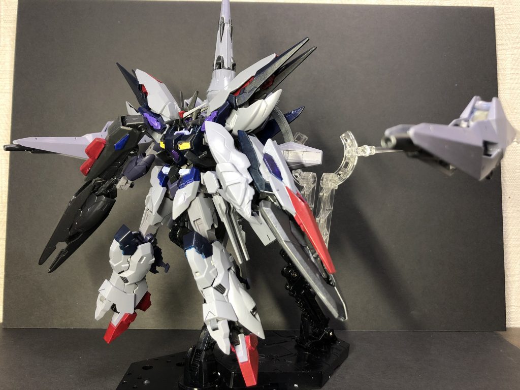 指揮官的な役割ということで、仮面の男よろしく前に出て戦うというよりは後方から援護したりといった遠〜中距離戦闘向き。故にドラグーンも出力高めのものに変貌しています。