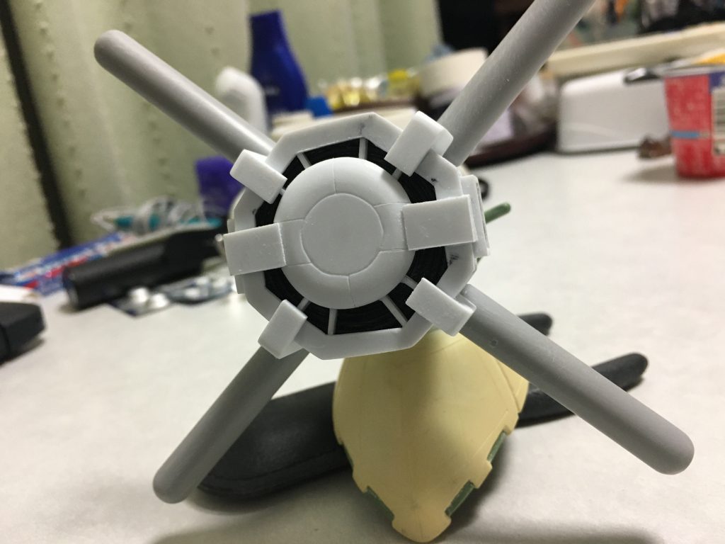 バックパックが形になり始め、エアコンの室外機みたいになりましたw中の動力コイルは、エネルギーコードに使ったビニールコードを渦巻き状にし、瞬着で固定してそれっぽくなりました。