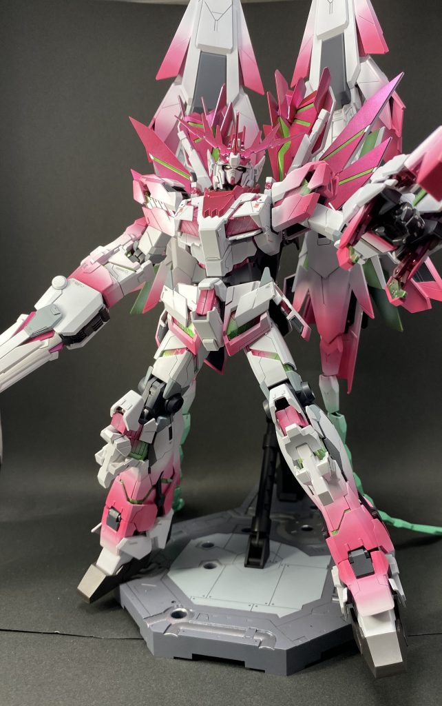 サイコフレームはピンクと緑で塗りました。