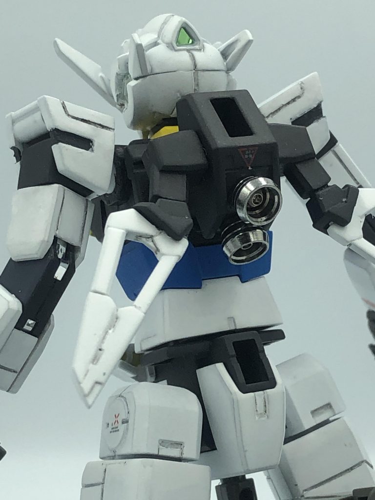 スラスターは金属製のものに差し替えて、一基から二基に増設しています。そのままでは差せなかったので、うすいプラ板を挟んでからピンバイスで穴を開け、接着しました。金属パーツの質感やばいカッコイイ…( ´ ▽ ` )