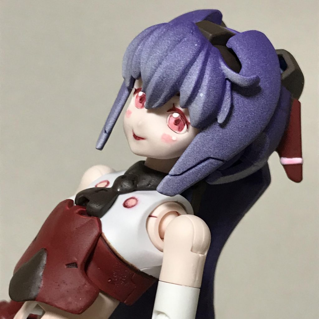 カラーリングは…髪は紫を筆塗り → 白の缶スプレーでグラデーションっぽく、瞳、まつ毛、唇は赤とピンクのリアルタッチマーカーで、お腹と太ももはキャラクターフレッシュ（1と2を混ぜて調色）を筆塗り、服はあずき色とマホガニーで塗り分け（筆と缶スプレー併用）→ 随所に白いラインを入れました（ガンマカ）。