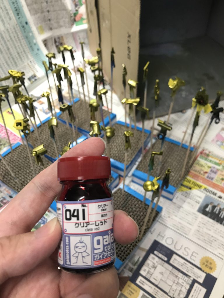 劇中でのアメイジングエクシアは青と白の機体ですが、私にはメイジン・カワグチ(ユウキ・タツヤ)にはザクアメイジングのイメージが強かったので、シャアカラーの今回はサザビーを意識して作ることにしました。