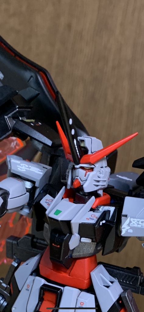 息子がユニコーンガンダムが好きで、「頭にツノつけて!」ってリクエストが激しく、角を追加してます。他の改造は腰を5mmほど延長し、腰と胴体がそのままでは接続できないので、余剰パーツ等で改修し、稼働できるようにしてあります。バックパックはダイバーとディスティニー両方をつけるために改修してあります。もちろん取り外しも可能です。