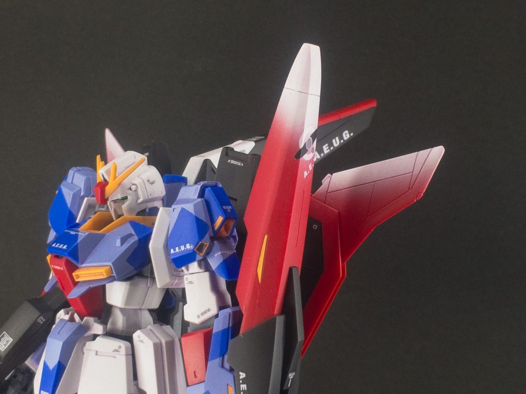 ◯青いパーツはマスキングして、水性ホビーカラーの『スミレ色』で迷彩塗装を施しました。◯また、シールドや背面スタビライザーの先端部分は白でグラデーションをかけ、少し変化をつけました。