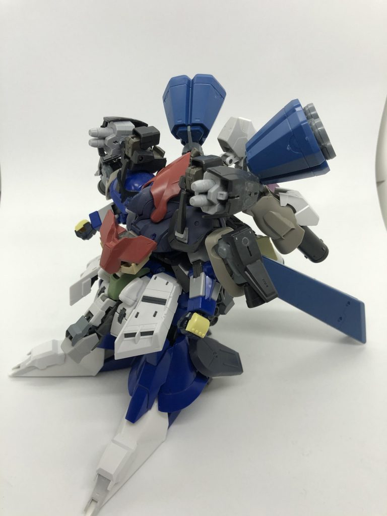 塗装前だと分かりやすいですが、色々なパーツがてんこ盛りになってます。フロントスカートはRGνガンダムのHWSを使用。胸部装甲と頭部は、ゼクアインベースにメッサーの余剰パーツと、ガルバルディリベイクの余剰になるガルバルディβの胸部パーツの組み合わせ。足先はMGキュベレイダムドの余剰になるキュベレイの爪先です。