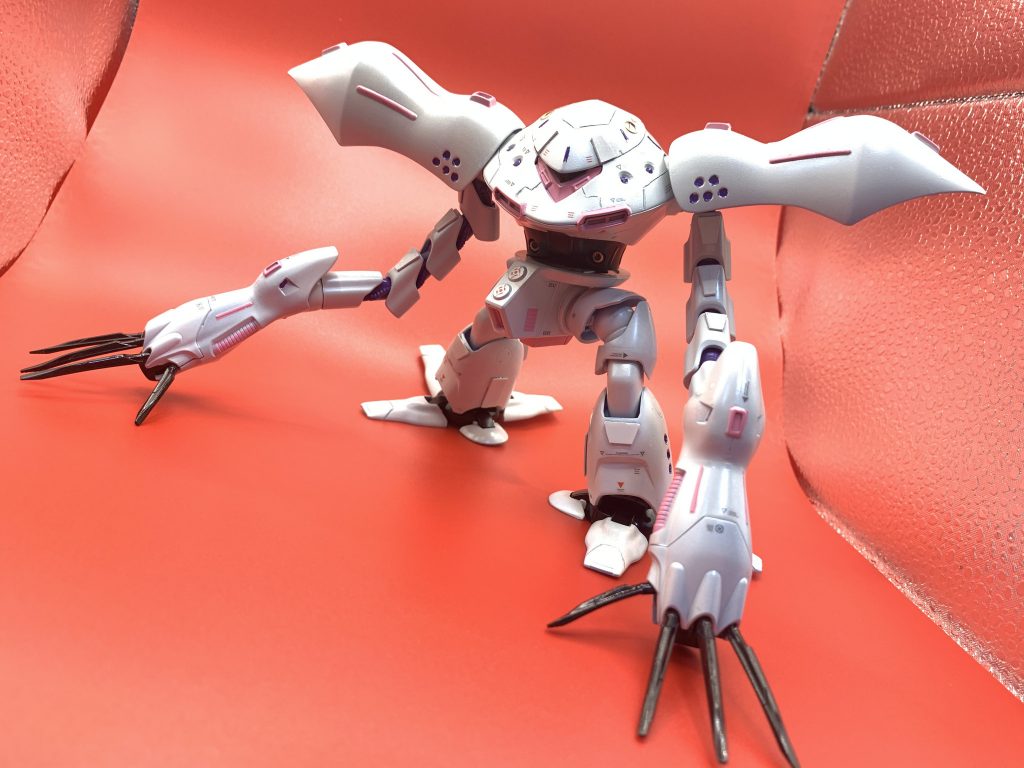 まずパール塗装をしようと思い模型屋に行きましたが、どんな塗料を使っていいのか分からず取り敢えずスプレー缶を買ってきました。スプレー缶で塗装してみたものの缶がちっちゃ過ぎてすぐに空っぽになってしまい塗り残しなど結構あります。その上塗装した後に組み立ててみたらパーツの干渉で塗装がめっちゃ剥がれました。