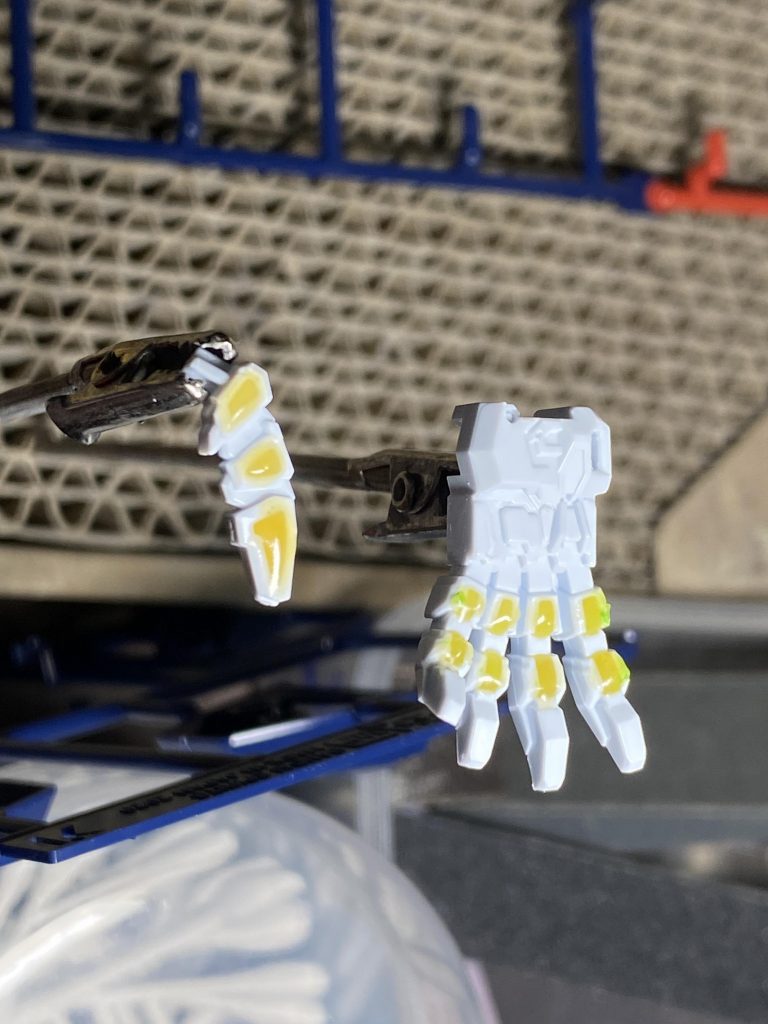 指の肉抜きはタミヤの光硬化パテで埋めました。