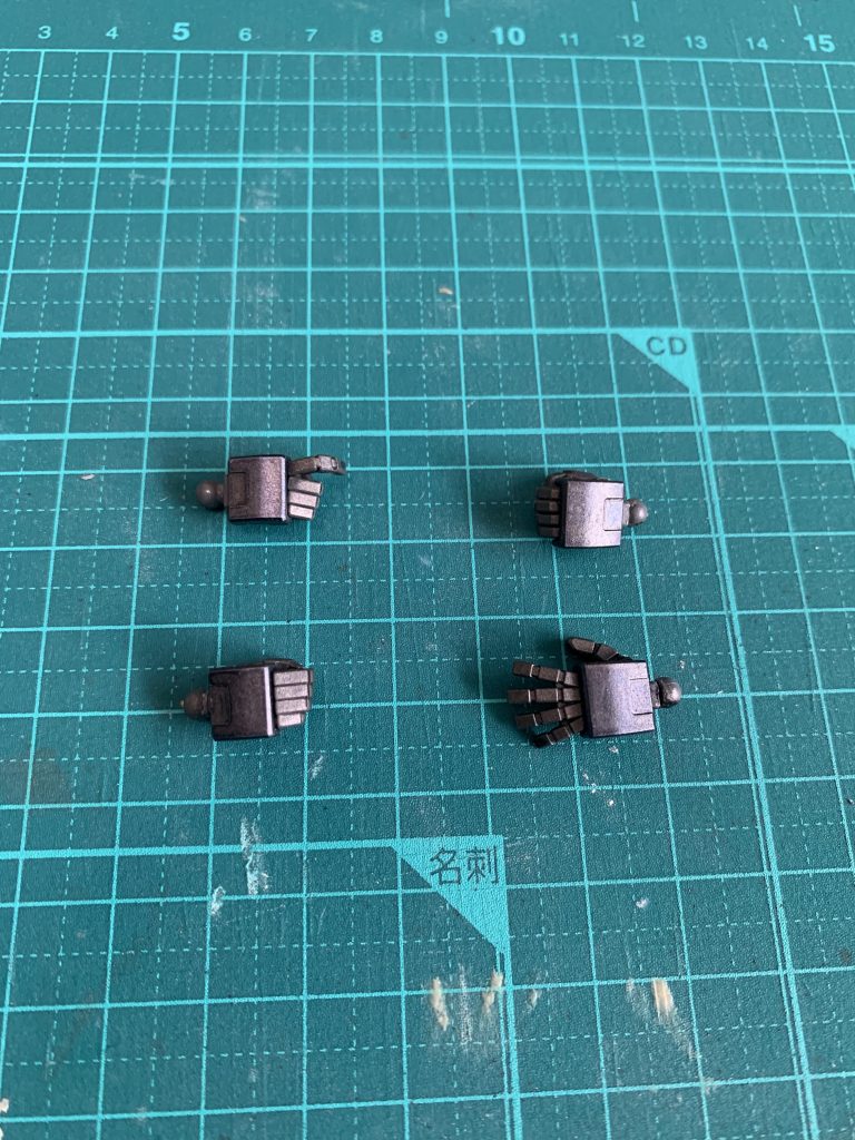 ハンドパーツはキット付属のものでは不満だったので、握り手、平手をジムⅢから、銃持ち手、武器持ち手をジム改から流用しました。ボールジョイントは調整しています。