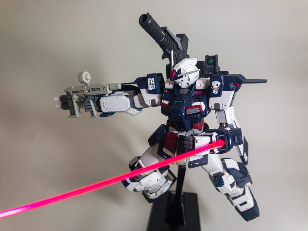 ビームサーベルとツインアイは蛍光塗料で塗装しているのでブラックライトで光ります。部屋の電気を消して『ビカーン』と光らして遊んでいるところを娘に見られました(T . T)それにしてももっと写真が上手くなりたいです。