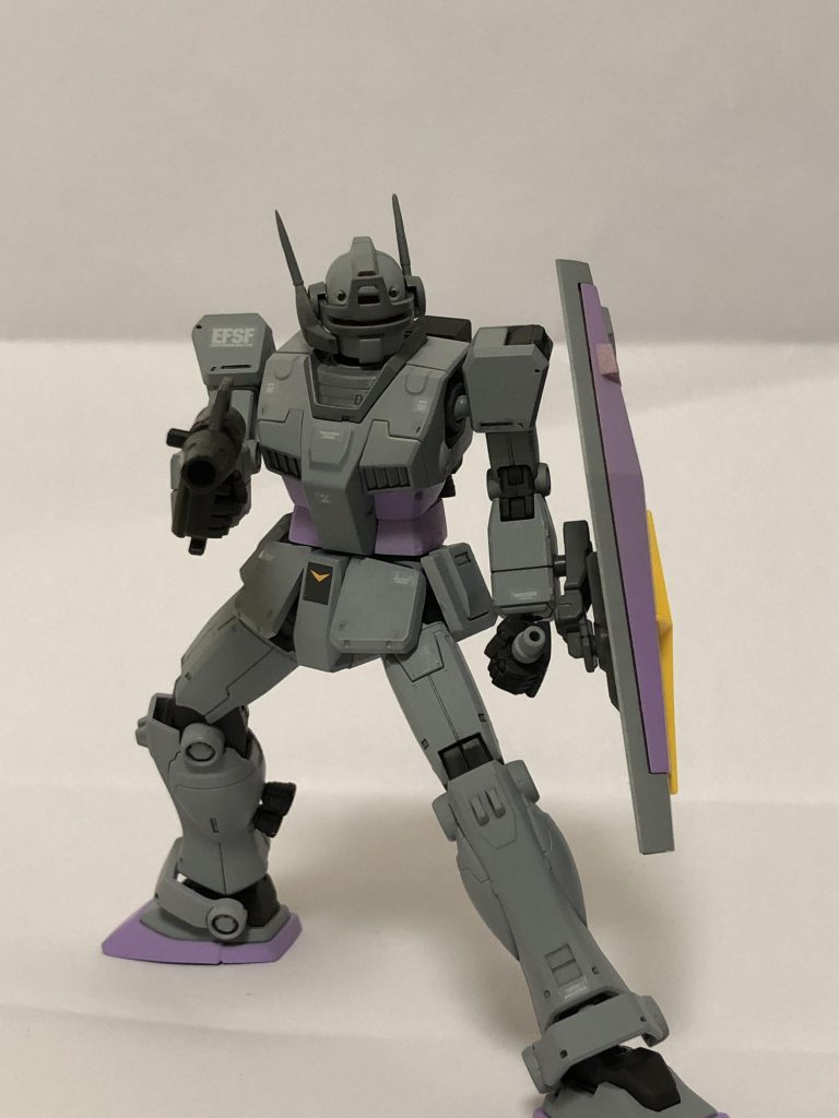 写真のシールドは、以前挙げたEG/G3に持たせたものです。元はオリジンガンダムのパーツですから、当然構えることができます。