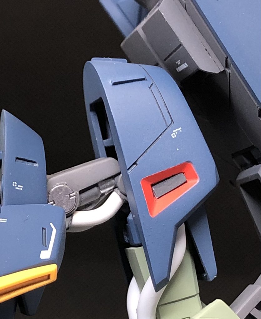 改修箇所②肩関節はフレーム、チューブ、シリンダーが一体成形でしたので別パーツ化&塗り分けで再現しています。