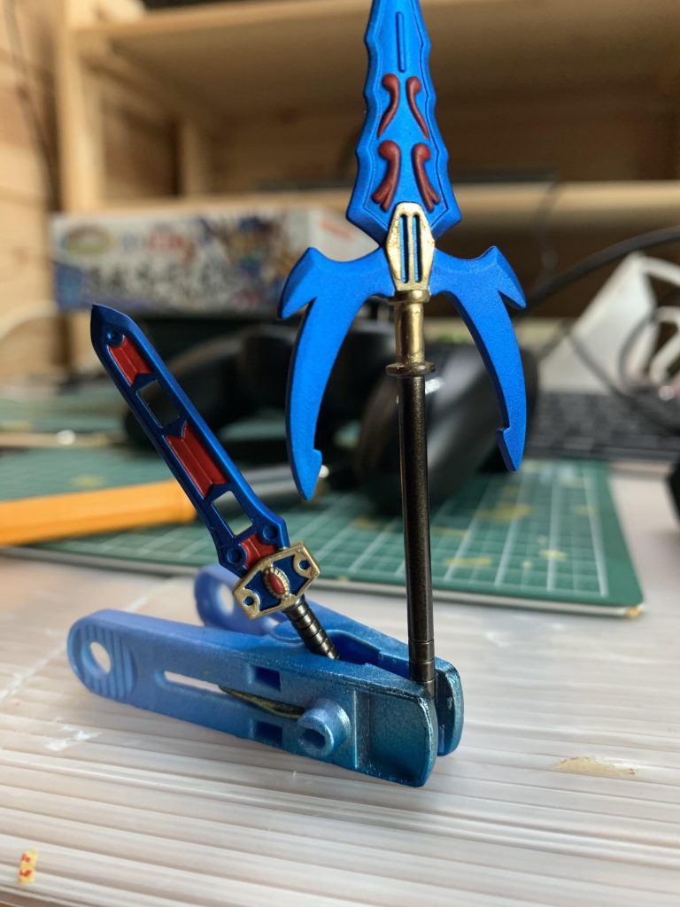 塗り分けにはエナメルのレッドと4アーティストマーカーのゴールドを使用。拭き取りは空になったコピックペンを使ってます。適度なコシのあるペン先がキレイに拭き取ってくれます。