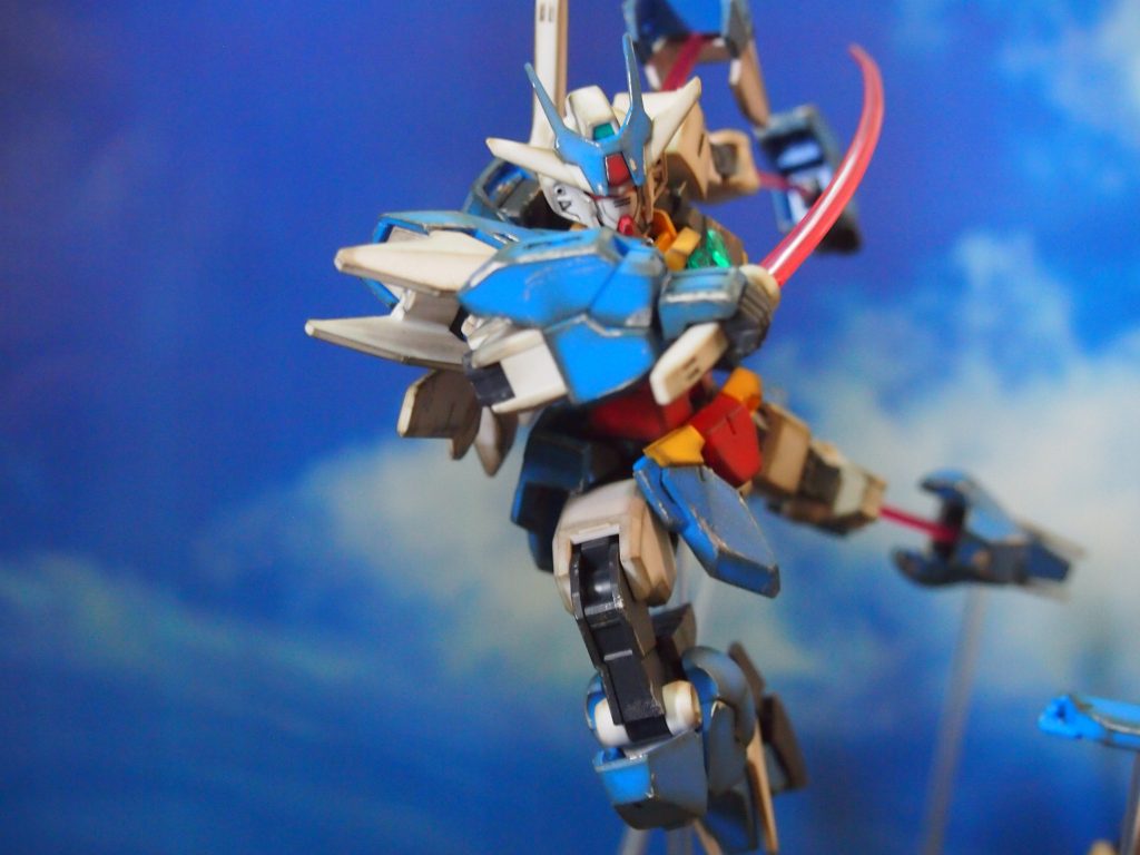 ビームサーベルは手曲げです。折れないようゆっくり慣らしながら。一分で出来ます。足と腕部を繋いでいるのは余っていたビームサーベルを切ったり削ったり。