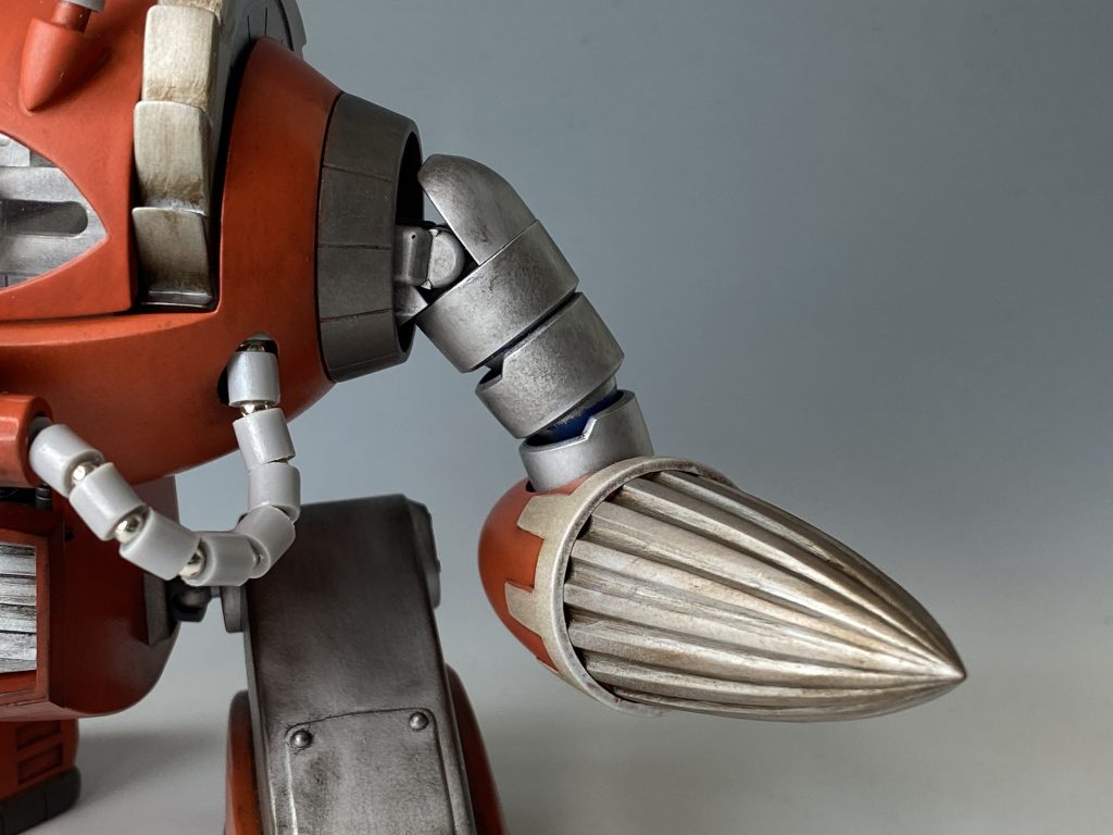 HGUCズゴックの太腿と膝関節を流用することで肩部分の可動範囲を拡大しました。