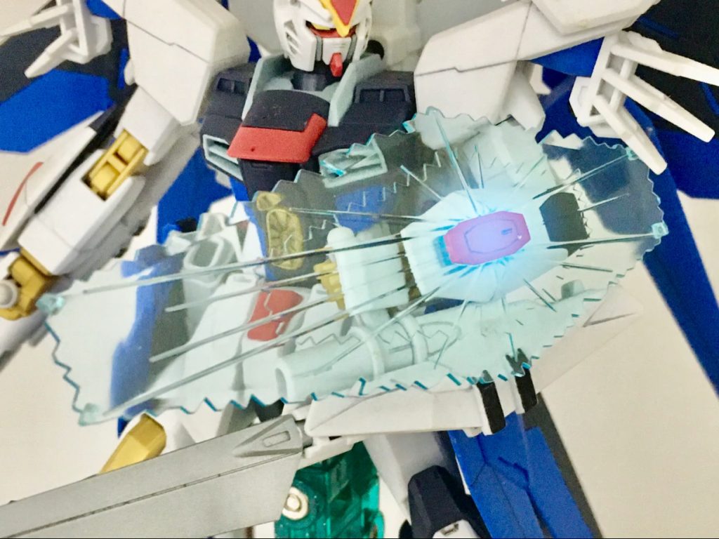 対ビームシールド。本機が携行するシールド。資料によってローラシア級戦闘艦等の装甲素材の転用技術した軽量かつ超硬度の対ビーム用処理済のシールドとするもの、ラミネート装甲素材を用いたとするものが存在する。ビーム兵器の威力を無効化しきれないPS装甲の弱点を補うために装備されている。その防御力は密着状態で放たれた大出力ビーム砲の直撃をほぼ無効化してしまうほど。常時展開されたPS装甲に加え、このシールドの存在によって鉄壁の防御力を持つに至った。