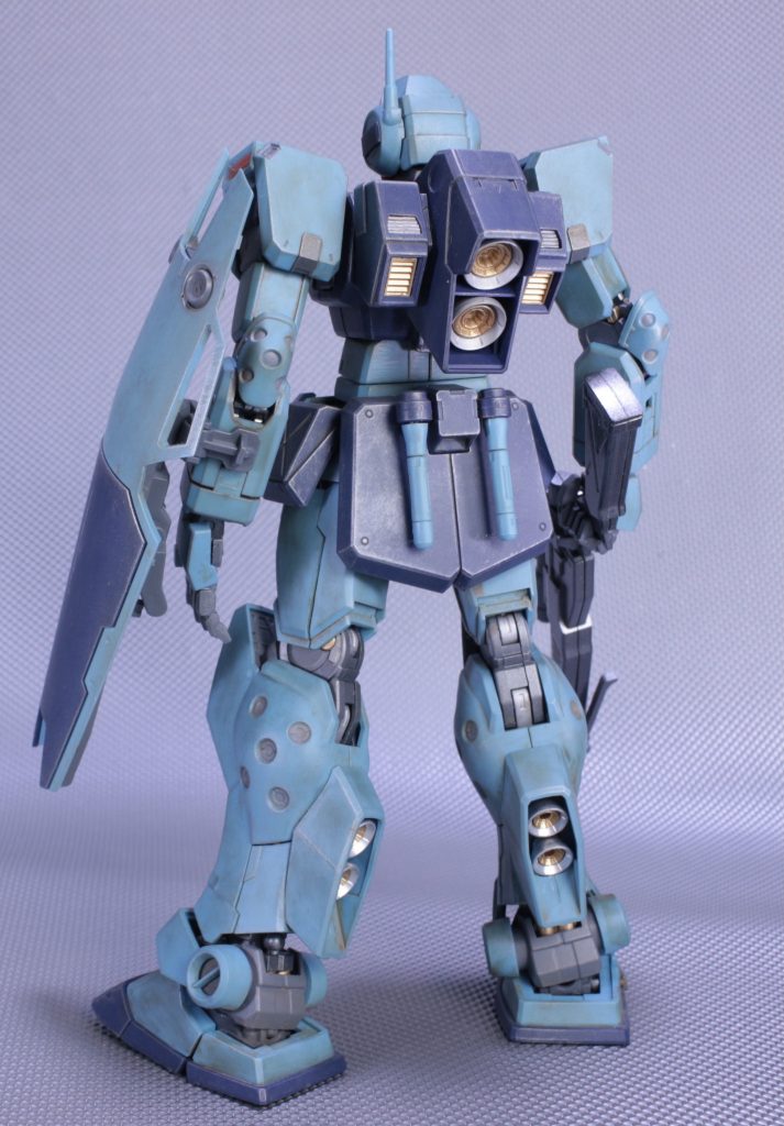 フレームはブライトガンメタル、グレーで塗装した後各部をシルバー、ゴールド等で部分塗装しています外装を成型色仕上げにして内部を全塗装って本末転倒感ありますが…