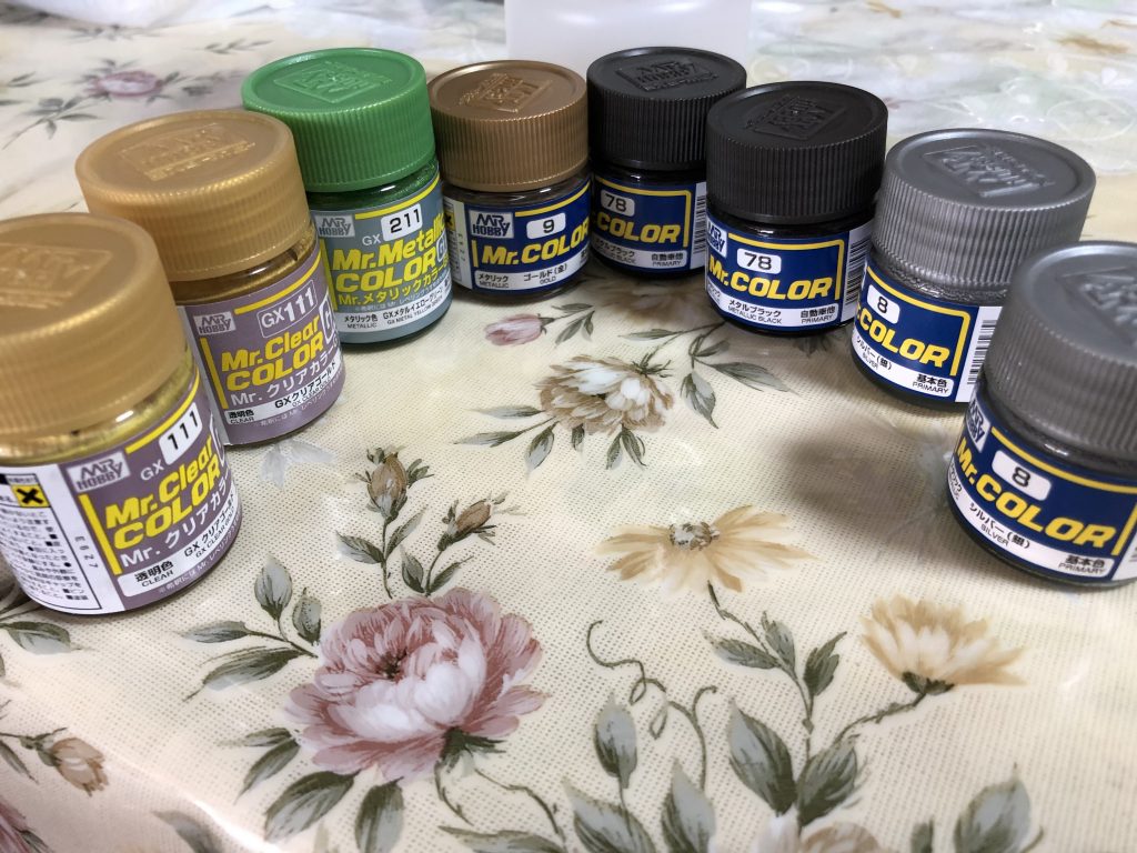 今回はランナーから切り離して塗装してから組むという方法を使ったので塗装前の画像ないので代わりに使った塗料でもこの時期なんで塗料売ってる店がまぁ全部しまってて結局ネットで買うはめに……一応取扱のあるジョーシンが開いてはいるんですけどホビーコーナーが閉まっちゃってるせいで買えないんですよね……