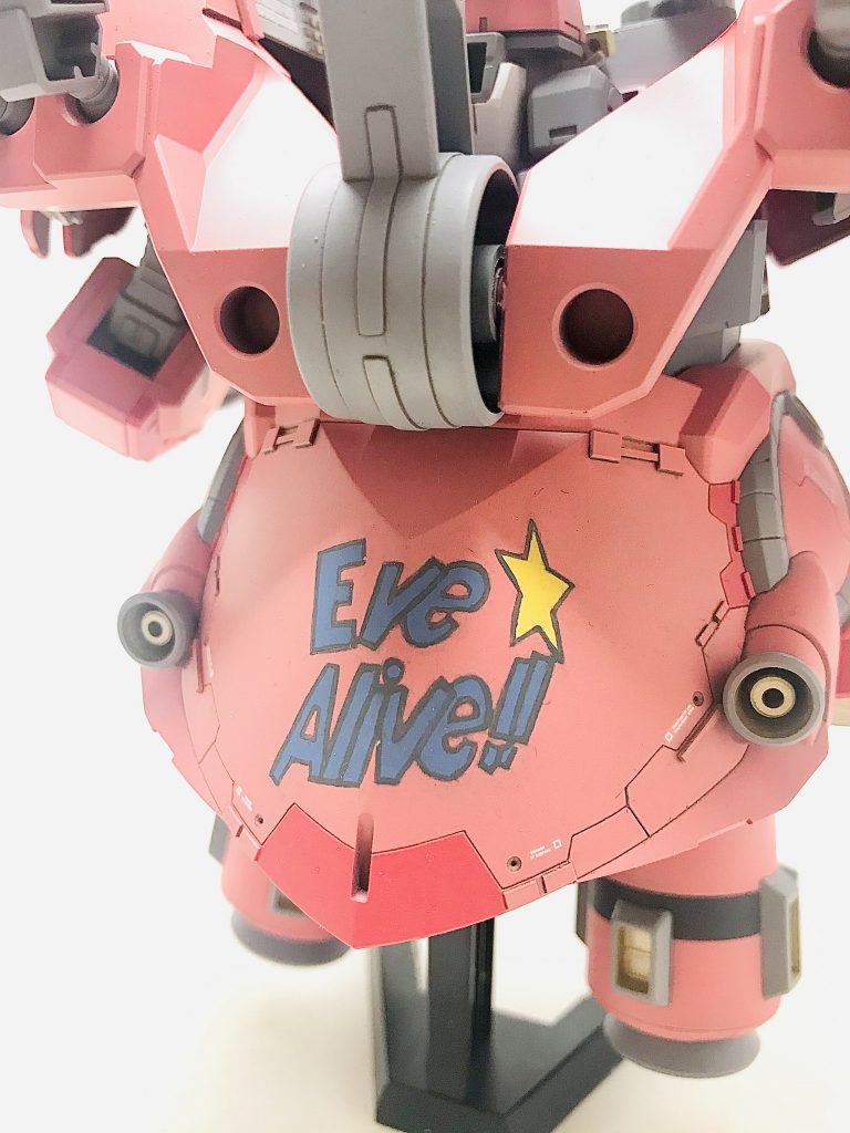 マスキング塗装と筆塗りの合わせ技でザクウォーリアのマーキングをオマージュ。思いがけずグッとくるメッセージになった気がします。