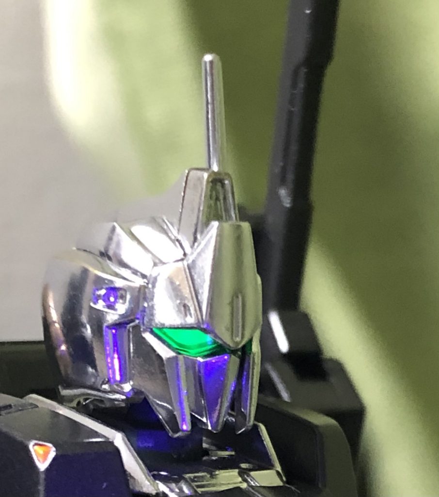 ガンマカシルバーメッキは乾燥がとにかく遅く、7日間乾燥しても組み立て中に曇ってくる状態でした。指紋もすぐについて拭き落とせないので、触るときはビニール手袋必須と思います。デカールを貼っても曇るしトップコートをしても曇るので塗装面はそれ以上何も出来ない感じでした。しばらく飾ってメッキが曇ってきたらリペイントしてみようと思いますw