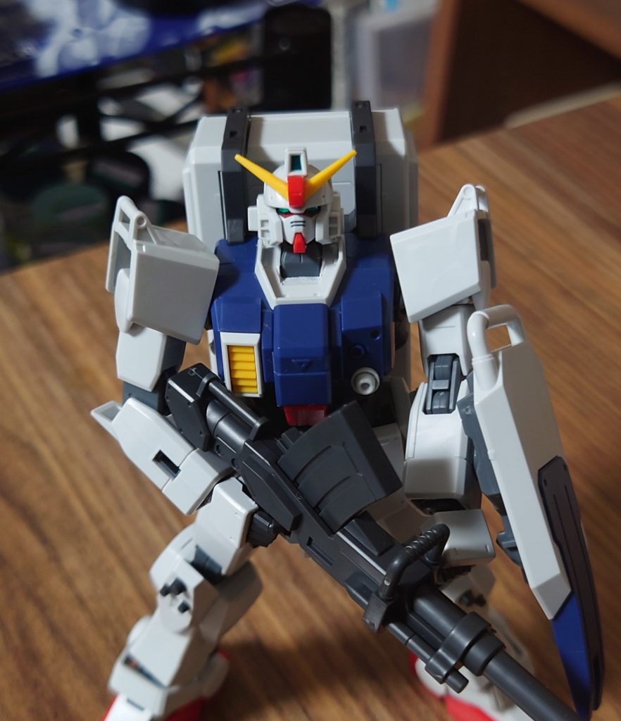 首が短く感じたので襟元のパーツを切り崩してグレーの首関節パーツがよく見えるようにしてます。