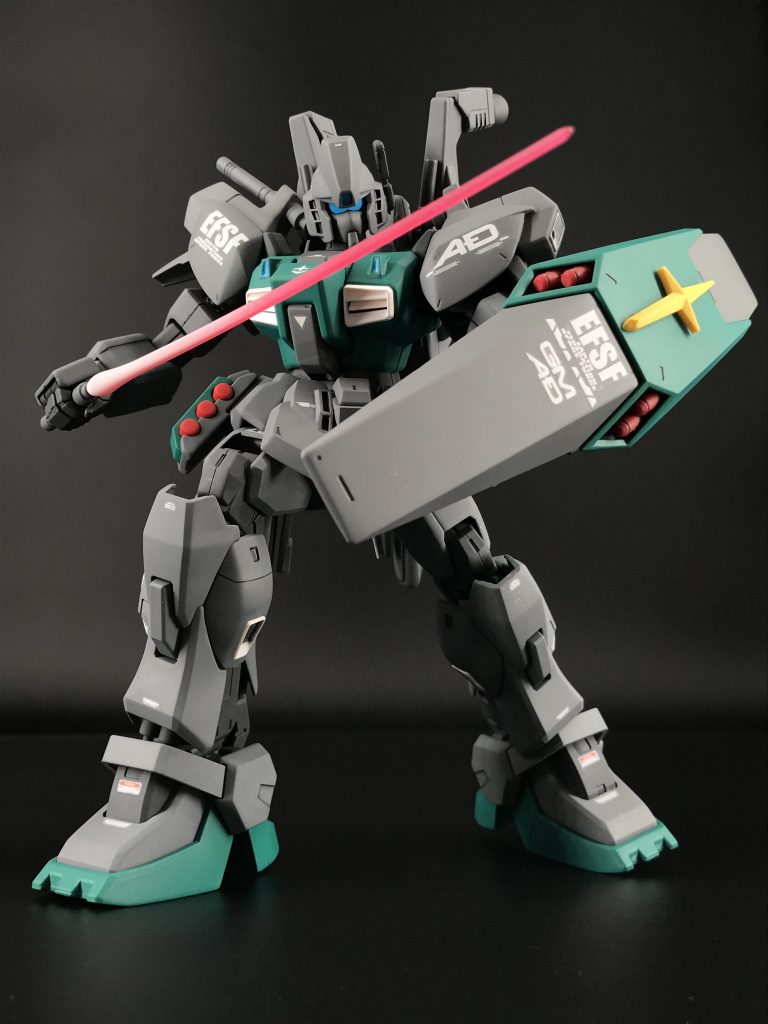 いつもビームサーベルを持ったポーズを撮影するのは難しくて苦手なのですが、今回はちょっと古めのキットだったこともあってさらにポーズに制限があったので大変でした(^_^;)