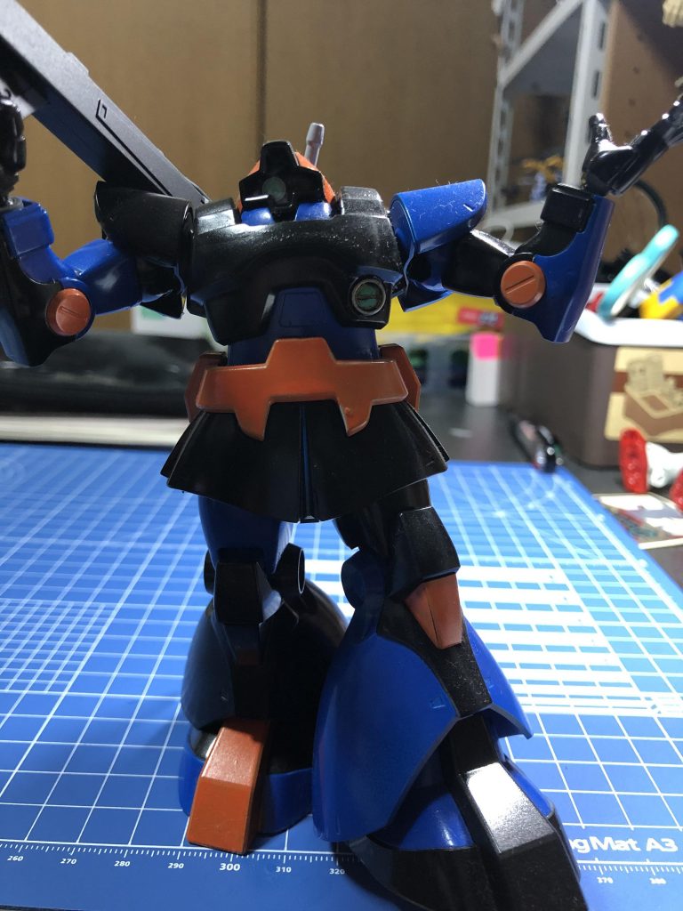 ドムが発売された同時期にスタンドとエフェクトパーツが付属している、トリプルドムセットも発売して、これを購入して青、黒、オレンジそれぞれ1体に1色ずつ塗装して分身と本体みたいなの計画しましたが、絶対しんどいやろうな思い諦めました。現在コロナ禍で、ガンプラが本当に店頭から減ったなと感じ、中々やってみたい事もできにくくなってるし、そもそも買いに行きづらいと思います。コロナの収束のために自分が出来る事を継続してやっていこうと改めて決意しました。あとガンプラのために。 