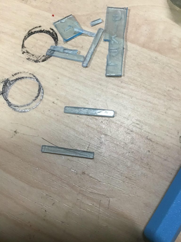 膝のリフレクターインコムの基部や腰のビームキャノンのセンサー部分は、サーベルの刃のランナーのタグを切り刻んで、裏にミラーフィニッシュ貼った物を仕込んでます。