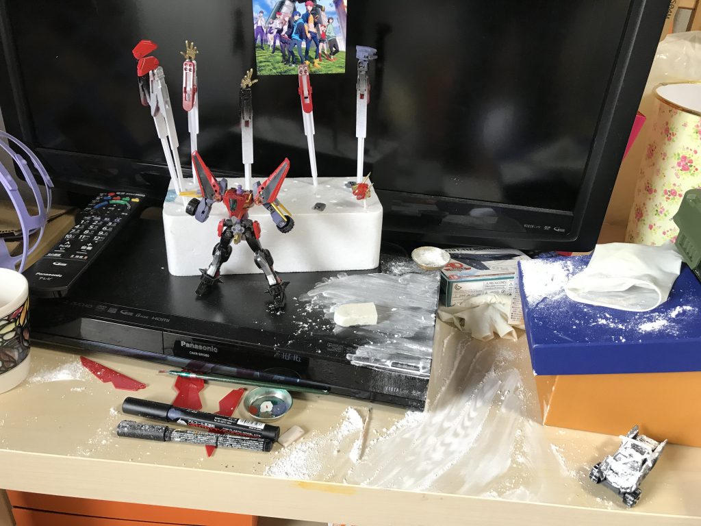 今回、初めてベビーパウダーを使ってみたのですが、製作中に我が家の怪獣(3歳)にぶちまけられました😭そしてこの後一緒に遊ぼっか!と墨入れを少しさせてあげたらサークルシールドが真っ黒に😱