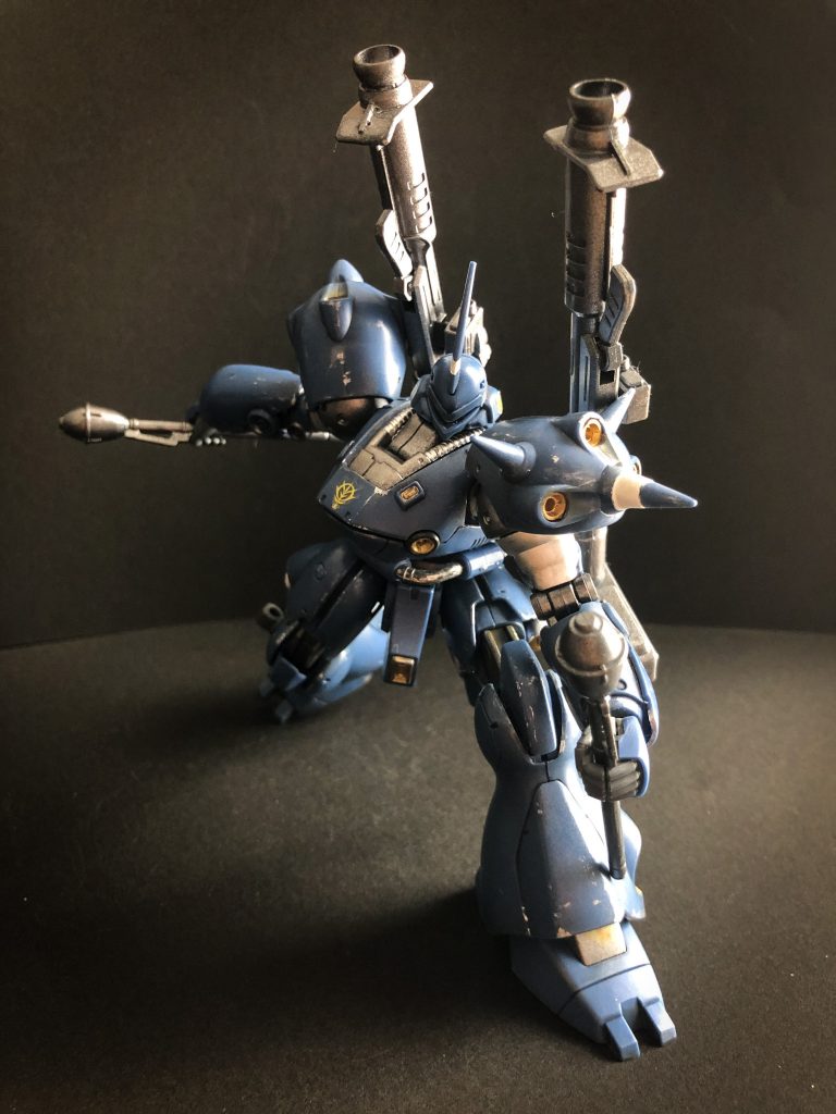 パンツァーファウストみたいな謎武器シュツルムファウスト他の写真だと逆さまに足に装着してますね、写真加工の時点で気づいたのでそのまま投稿します。すみません。劇中だと脚部に装着したまま弾頭が射出されていた記憶がありますが、それならこの形じゃなくて良いのでは…と思う。