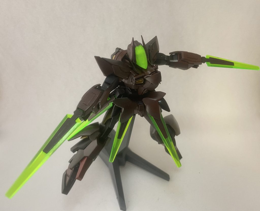 ライフルもゼイドラのものを使用、そしてファンネルを剣のようにしたり、と。