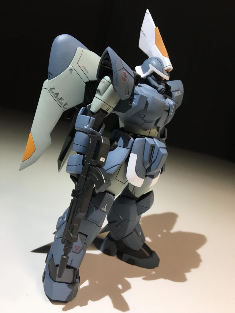 股関節下げることで足を長く見せてます