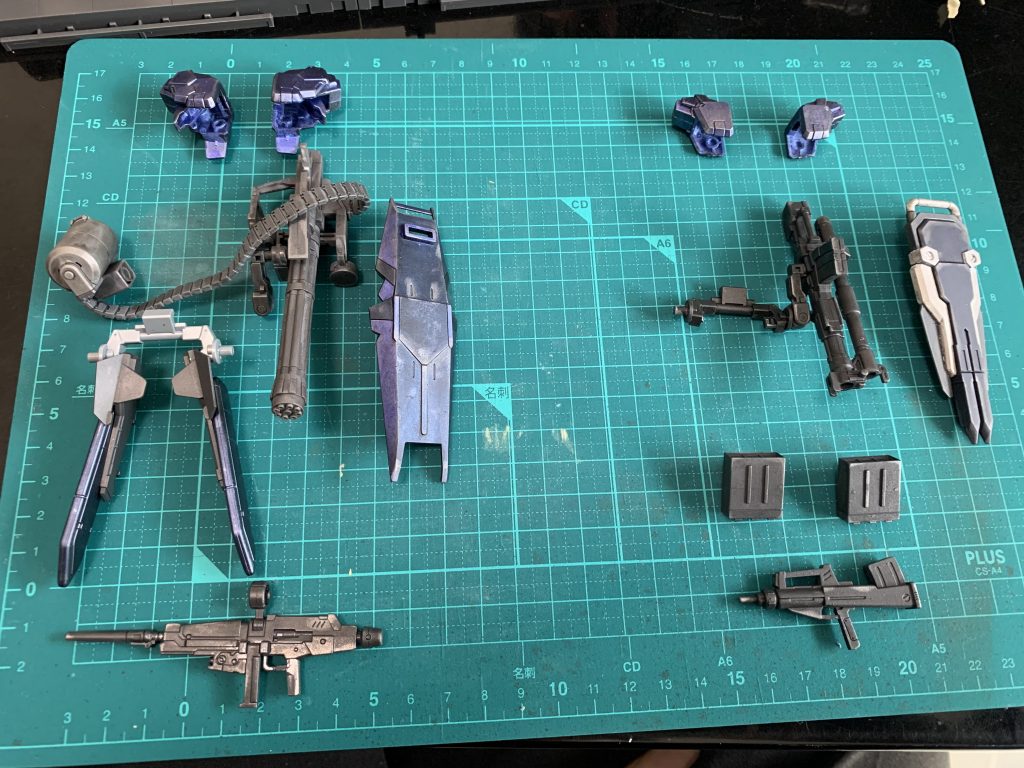 陸戦重装備仕様と空間戦仕様で差し替えるパーツです。カラーレシピ本体ライトブルー部分:ガンダムマーカーメタバイオレット本体ダークブルー部:ガンダムマーカーメタリックダークブルー武器類:アトムハウスペイント　ブラックグレーゴールド部:ガンダムマーカーレッドゴールドホワイト部:ガンダムマーカーニューホワイト