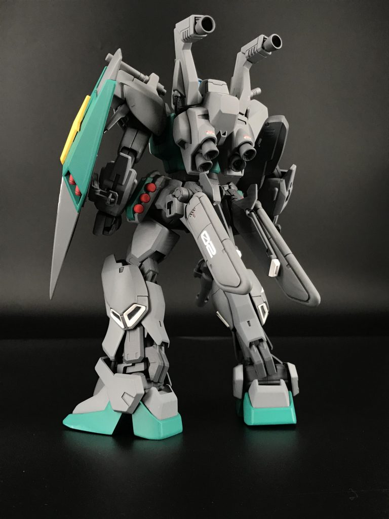 バックパックは上部のバーニアにジム・ナイトシーカーのパーツを使って強化されてる感をアップさせてます。バックパックの下にはガンダム5号機のプロペラントタンクを装備してます。