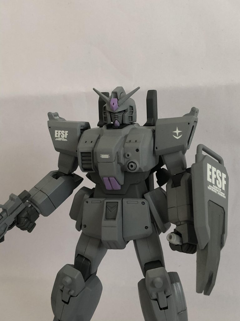 旧キットではプロポーションに問題があると判断し、頭部を小さくするためHGUC Mk-IIに変更しました。腹部も合わせ目を消しつつ、スリム化のため少し削りました。肩上部のでっぱりも少し削りました。