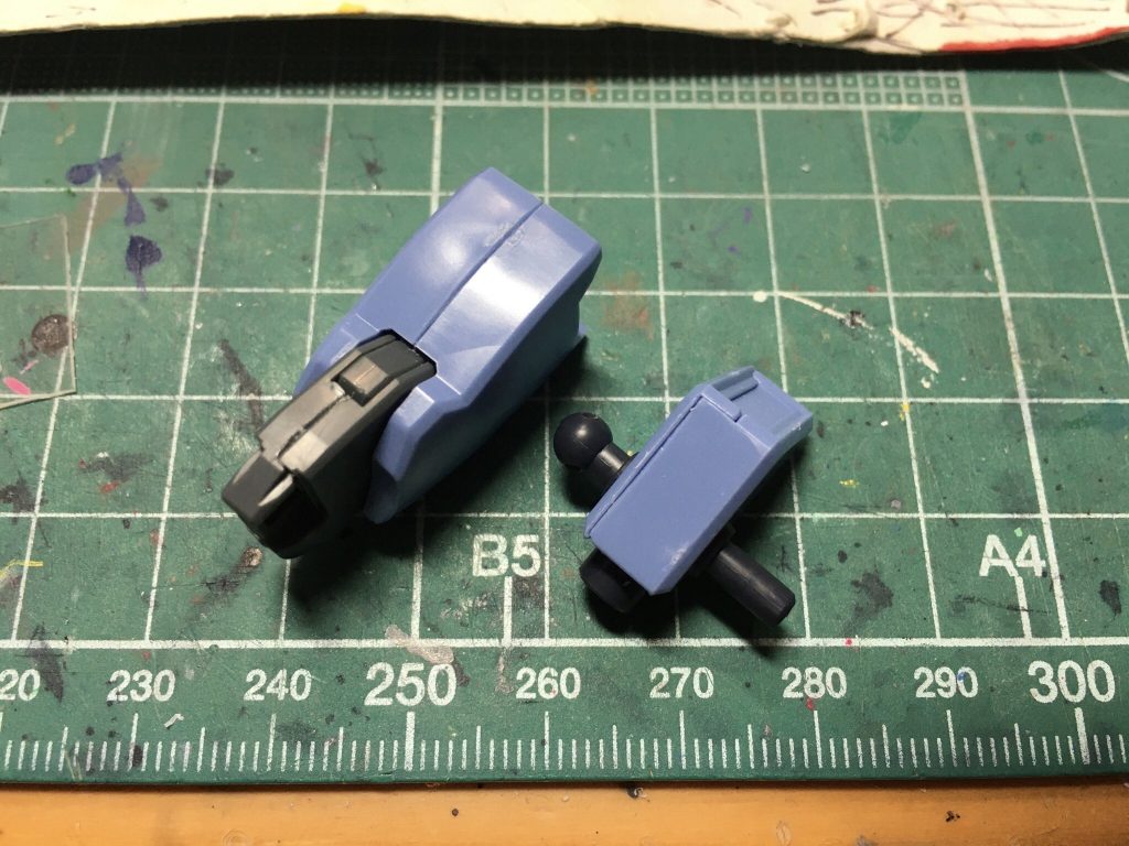 3日目から5日目の間は接着剤の乾燥待ちの間に、スジ彫りの彫り直しや接着しない合わせ目の段落ち化。写真は太もも裏、ビーム・キャノンの基部です。 どちらも塗装などで組んではばらして、という作業が必要なので、嵌め合わせをこじ開けるときにパーツの角が変にがたつくので、こういうのは面倒でも段落ち化するのが見栄えが良くなります。後は接着→表面処理の手間が省けて楽になります。