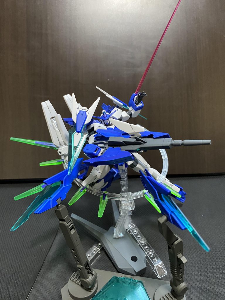 Fファンネル+Cファンネルの攻撃態勢、肩のアーマーが可動してパーツの干渉も逃がしてくれるので現実的な機能性も確保できました。