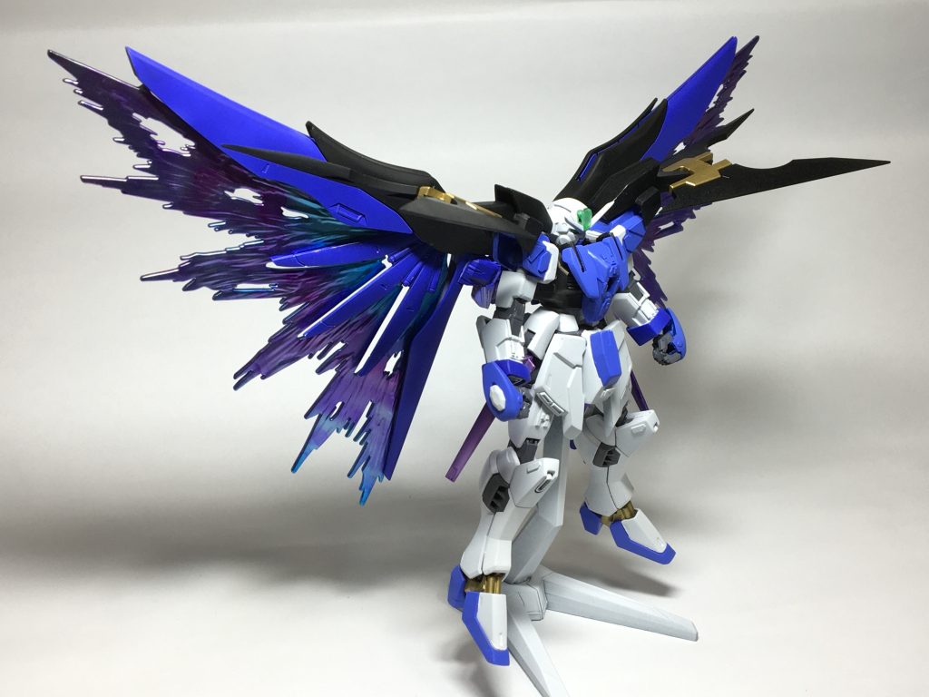 立ち配色はオリジナルソフィエルと同じである青と白を基調としたカラーリング。4機の特徴、特性をバランスよく反映している。